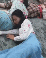 搞笑gif：拍完電影，這些屍體還要嗎，不要就拿走了 搞笑整蠱 第1张
