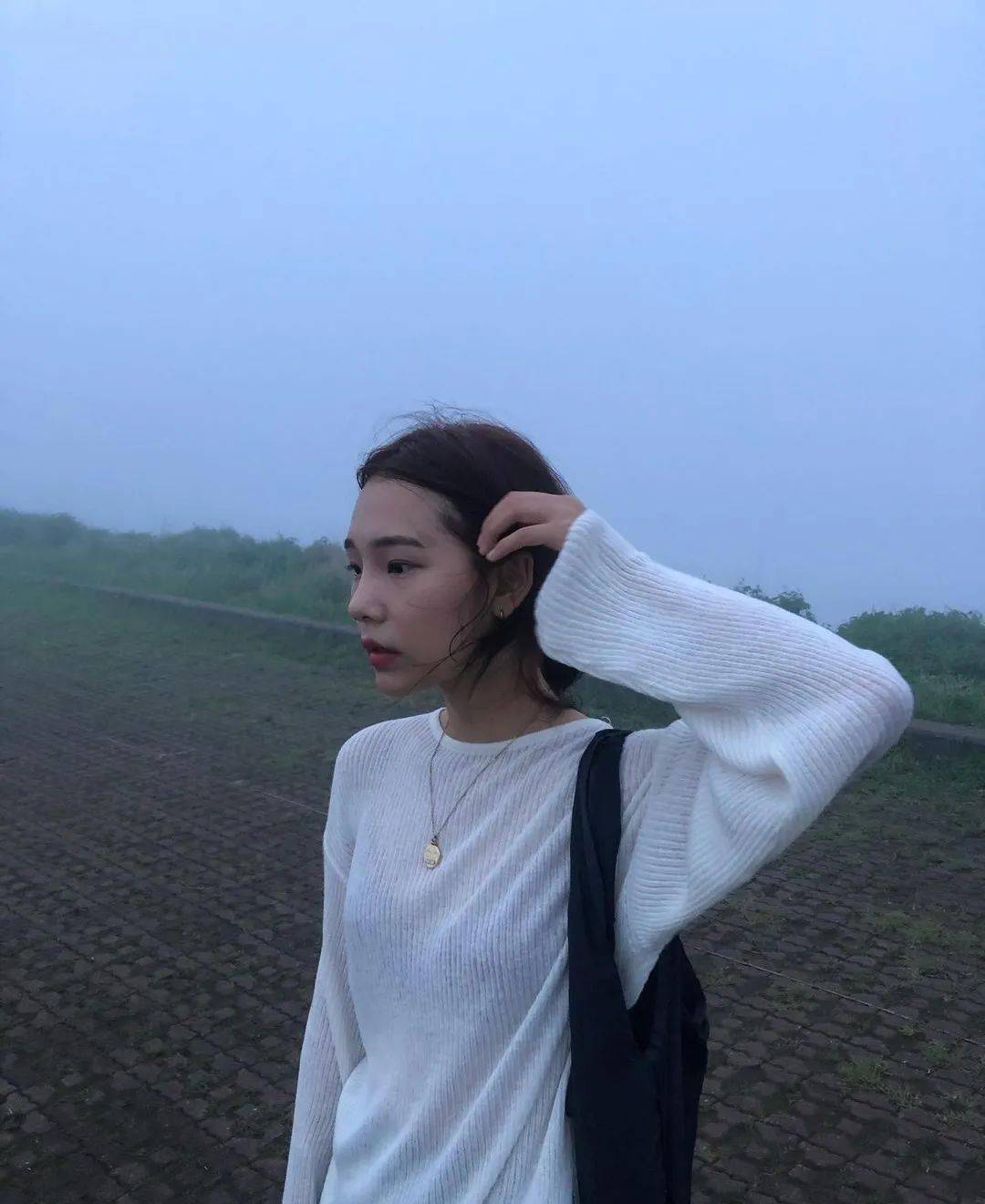 下装 白色针织衫