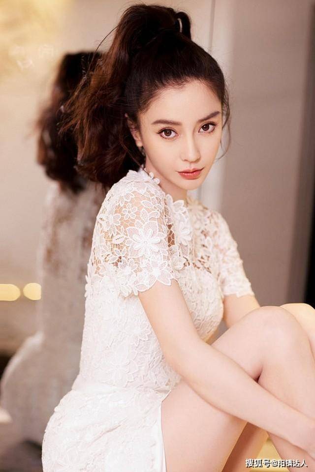 显得 杨颖越长越精致了，白色蕾丝裙秀出白皙美腿，少女气质就是抹不掉