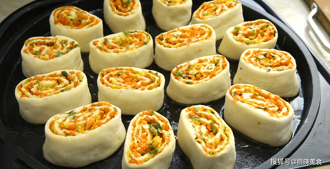 10,电饼铛刷油不开火,将萝卜卷生胚放进电饼铛里面,盖上盖子二次醒发