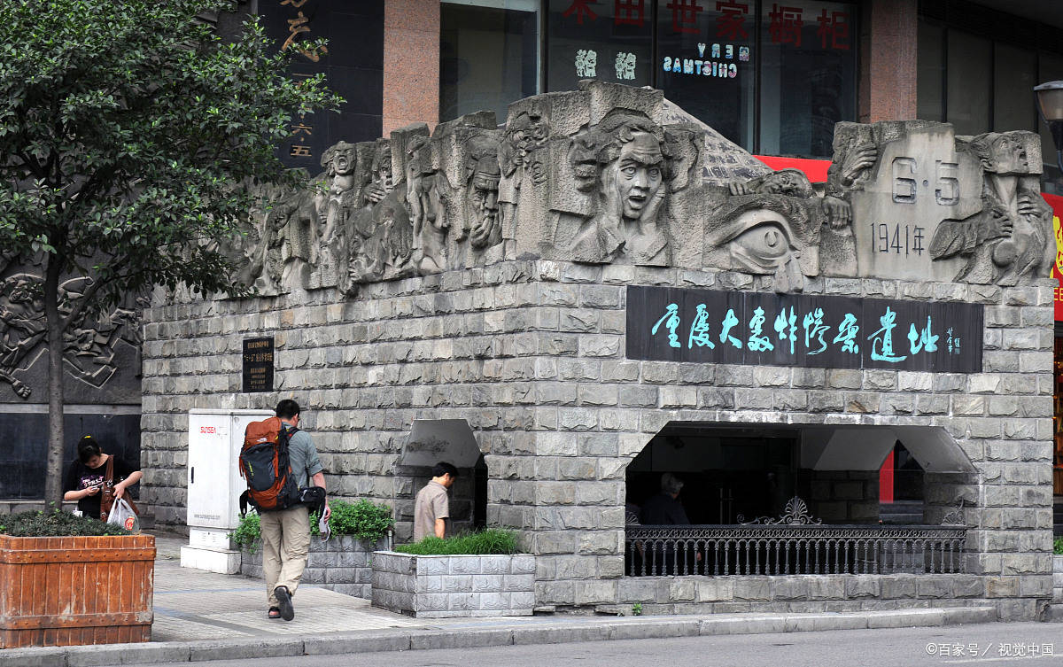 重庆，扇日军雕像的孩子后生可待！