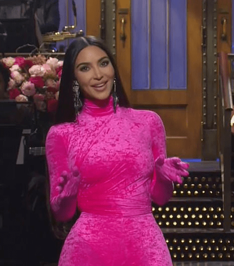 羽毛 金卡戴珊新造型又闪耀了！粉色紧身衣配羽毛斗篷，女王气场太强了