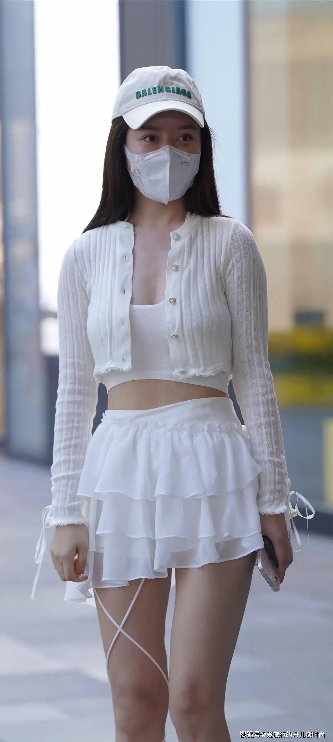 范的 小姐姐真会穿！白色针织开衫搭配白色蛋糕短裙，惊艳不止一点点