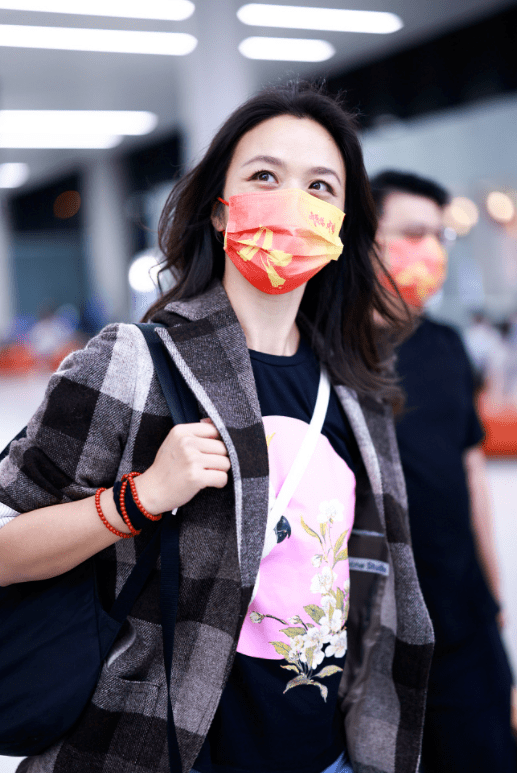 黑色 汤唯气质没咋变,格纹外套搭牛仔裤利落有型,会搭配40+不显老