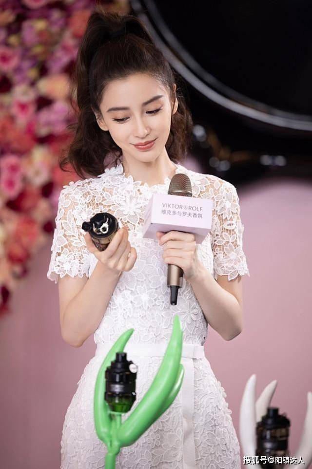 显得 杨颖越长越精致了，白色蕾丝裙秀出白皙美腿，少女气质就是抹不掉