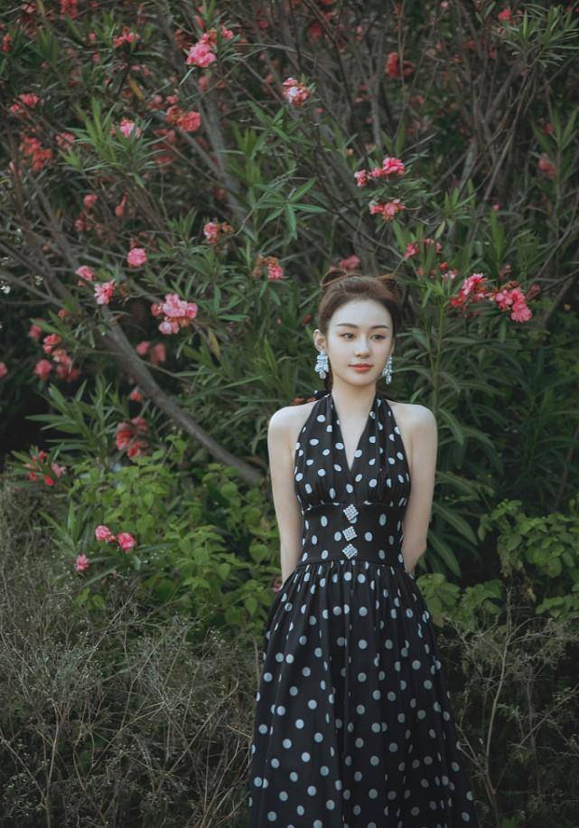 设计 白敬亭“老搭档”太甜了，郑合惠子穿波点裙甜美可爱，像小孩子