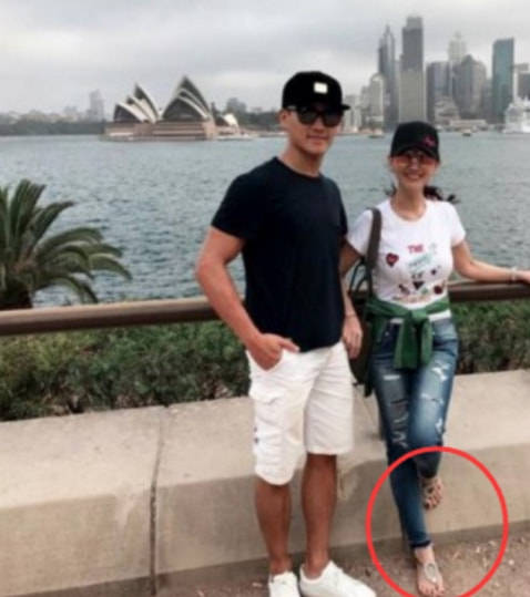 脖子在酒店拍到赵雅芝，嘴角凹陷脖颈皱纹很深，这才是真实的66岁！