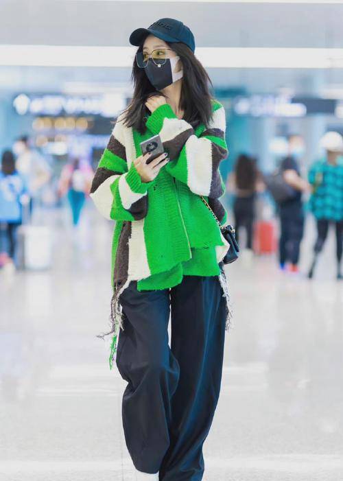 佟丽娅 佟丽娅也太有眼光了，看似“破旧”的针织衫，却成为最亮眼的服装