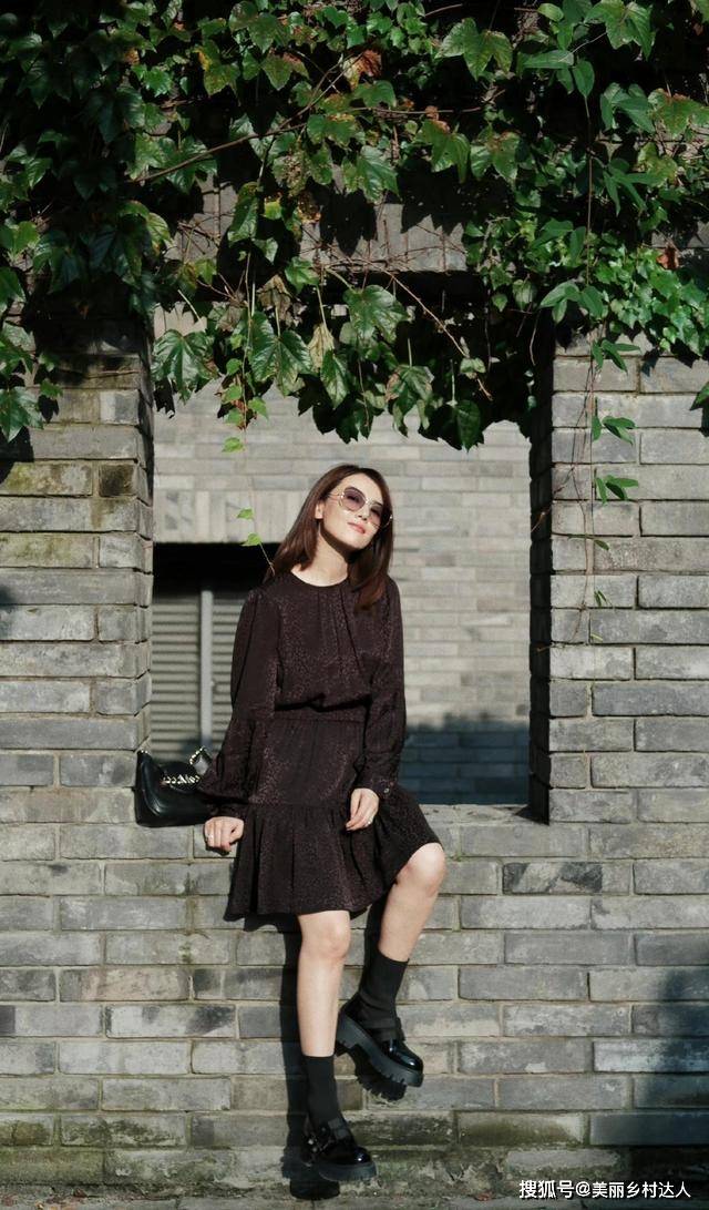 视觉 女神高圆圆短裙配短靴，青春又减龄，理解了男粉的“夺妻之恨”