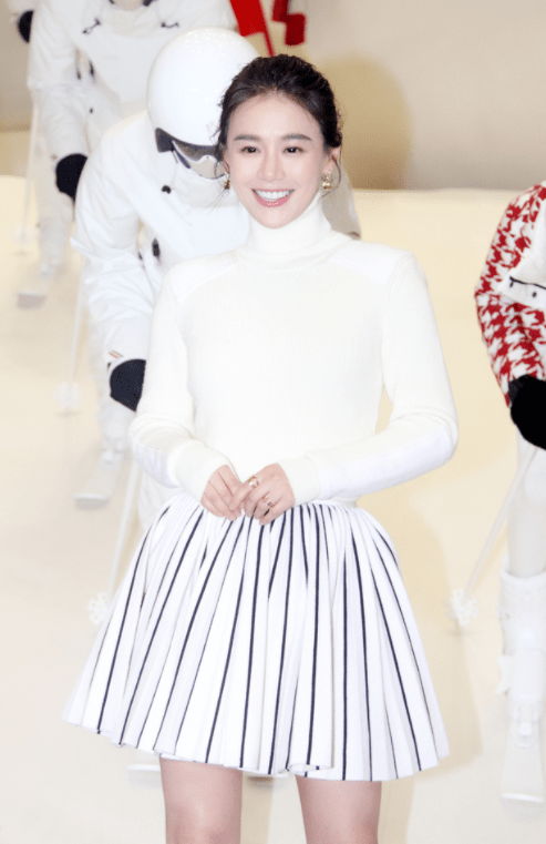 黑色 马思纯瘦下来更有“少女感”，穿白毛衣配短裙，甜美温柔又减龄