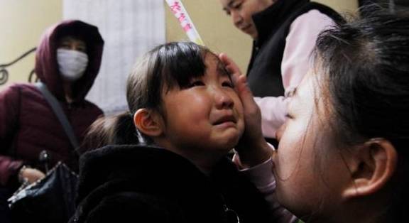 家长|女儿在幼儿园遭孤立，宝妈怒上门讨说法，老师：穿成这样谁和她玩