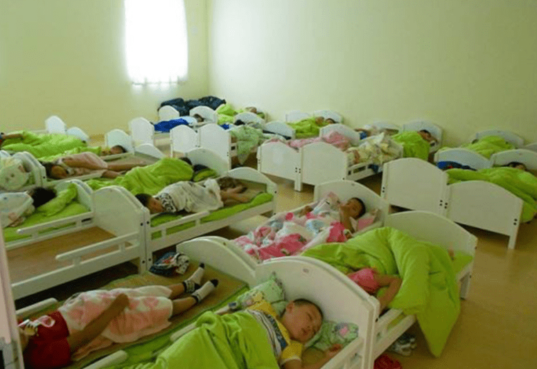 家长|幼儿园一张午睡照片,引发家长群大怒,纷纷向老师讨要一个解释