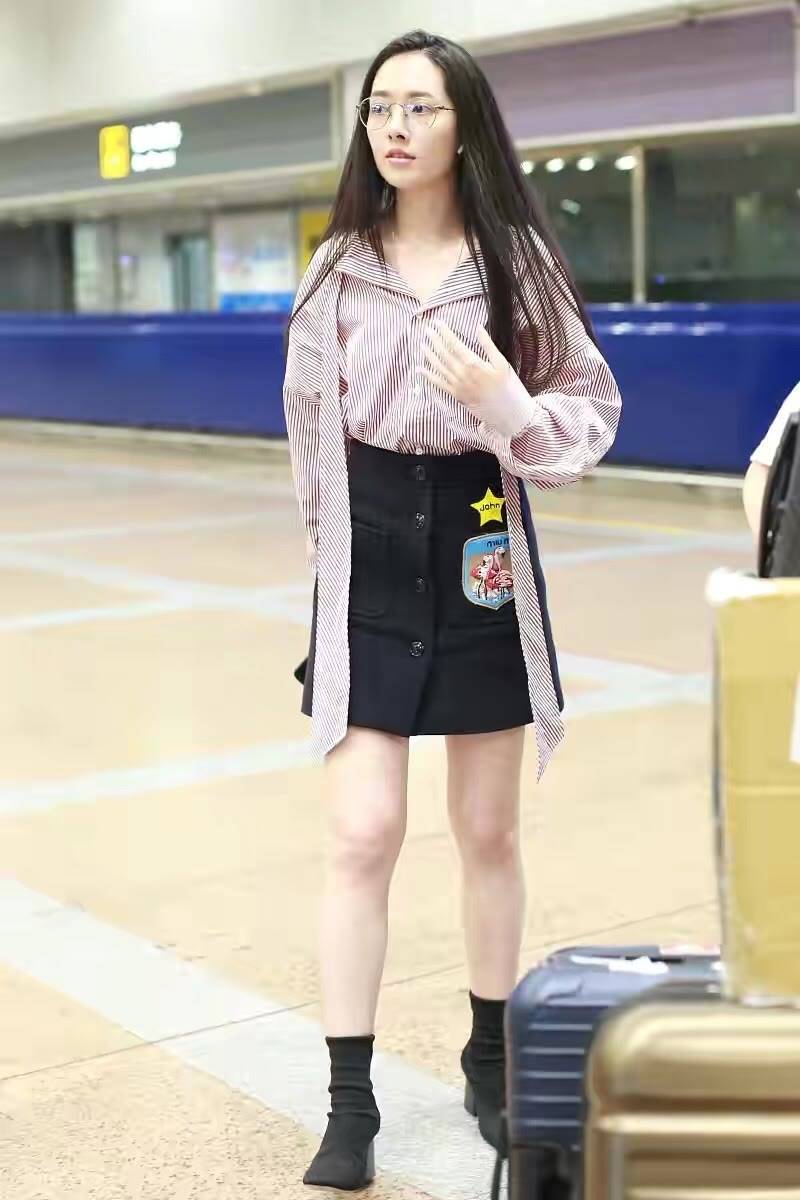 排场 郭碧婷一家出街排场大，穿着宽松随意没阔太范，1岁女儿真像爷爷