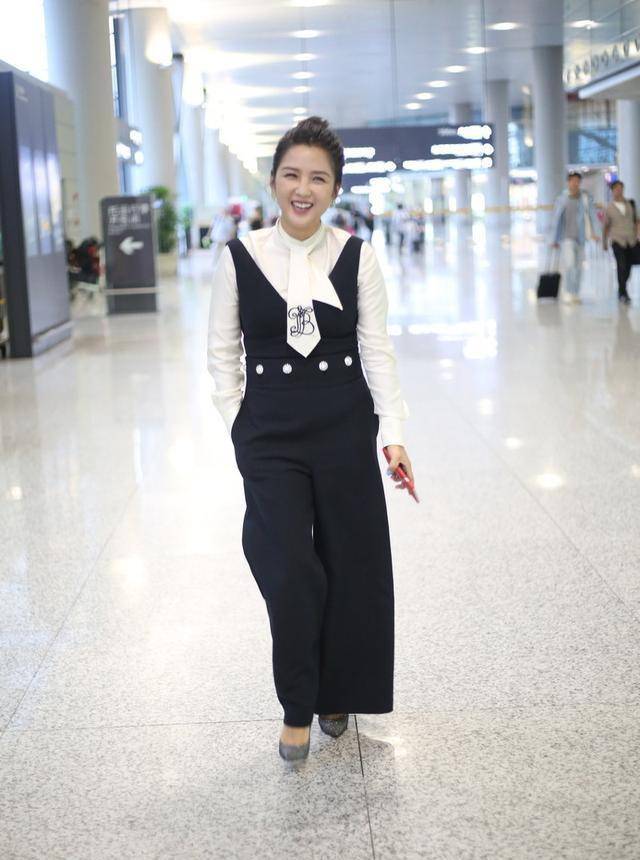 高跟鞋 辣妈何洁越来越洋气了！白衬衫配连体裤简约利落，精致时髦