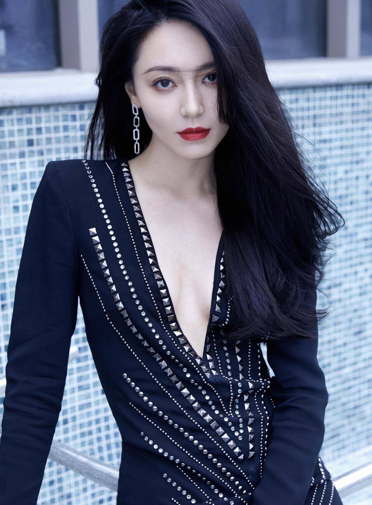 曲线 黄梦莹身材“真馋人”!穿深V领黑裙美出新高度,配红唇更显气质