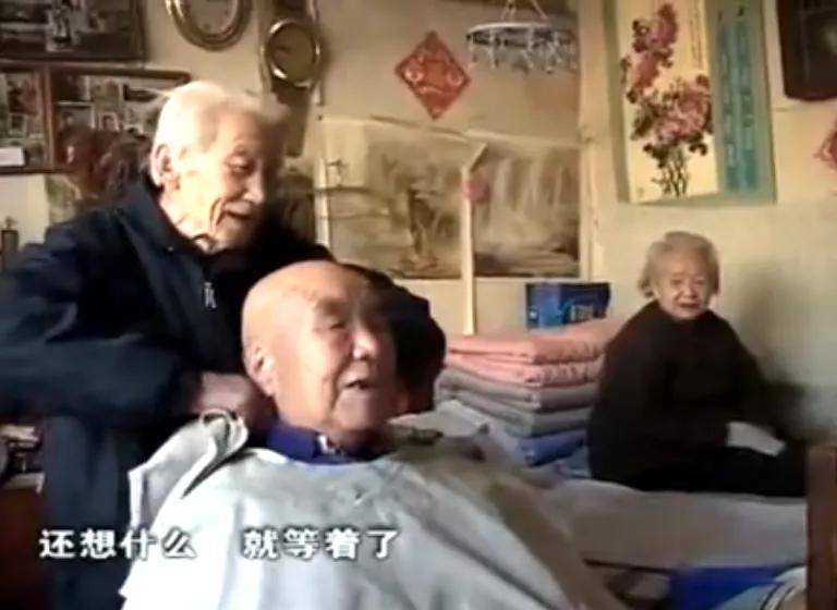 电影|九旬老头,一刀送走400多人,这9.1分的片,这么猛的吗?