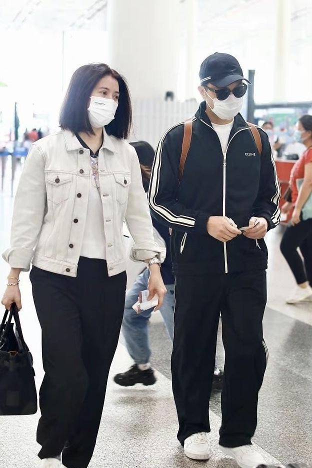 袁咏仪羽绒服要穿的时髦，就看袁咏仪走机场的穿搭，50岁了还这么漂亮！
