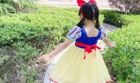 家长|女儿在幼儿园遭孤立，宝妈怒上门讨说法，老师：穿成这样谁和她玩