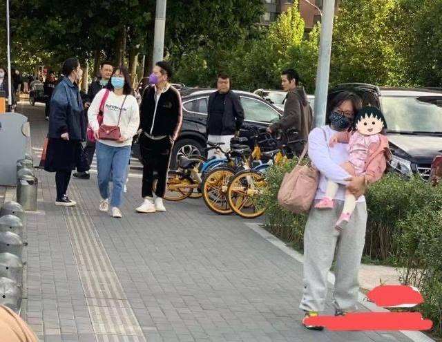 排场 郭碧婷一家出街排场大，穿着宽松随意没阔太范，1岁女儿真像爷爷