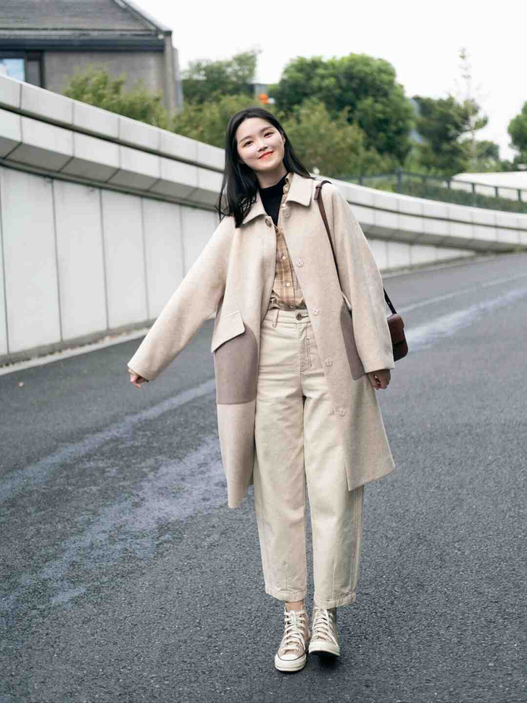 身材 风衣到底有多百搭?连帽卫衣、高领毛衣、衬衫都能配,高级洋气