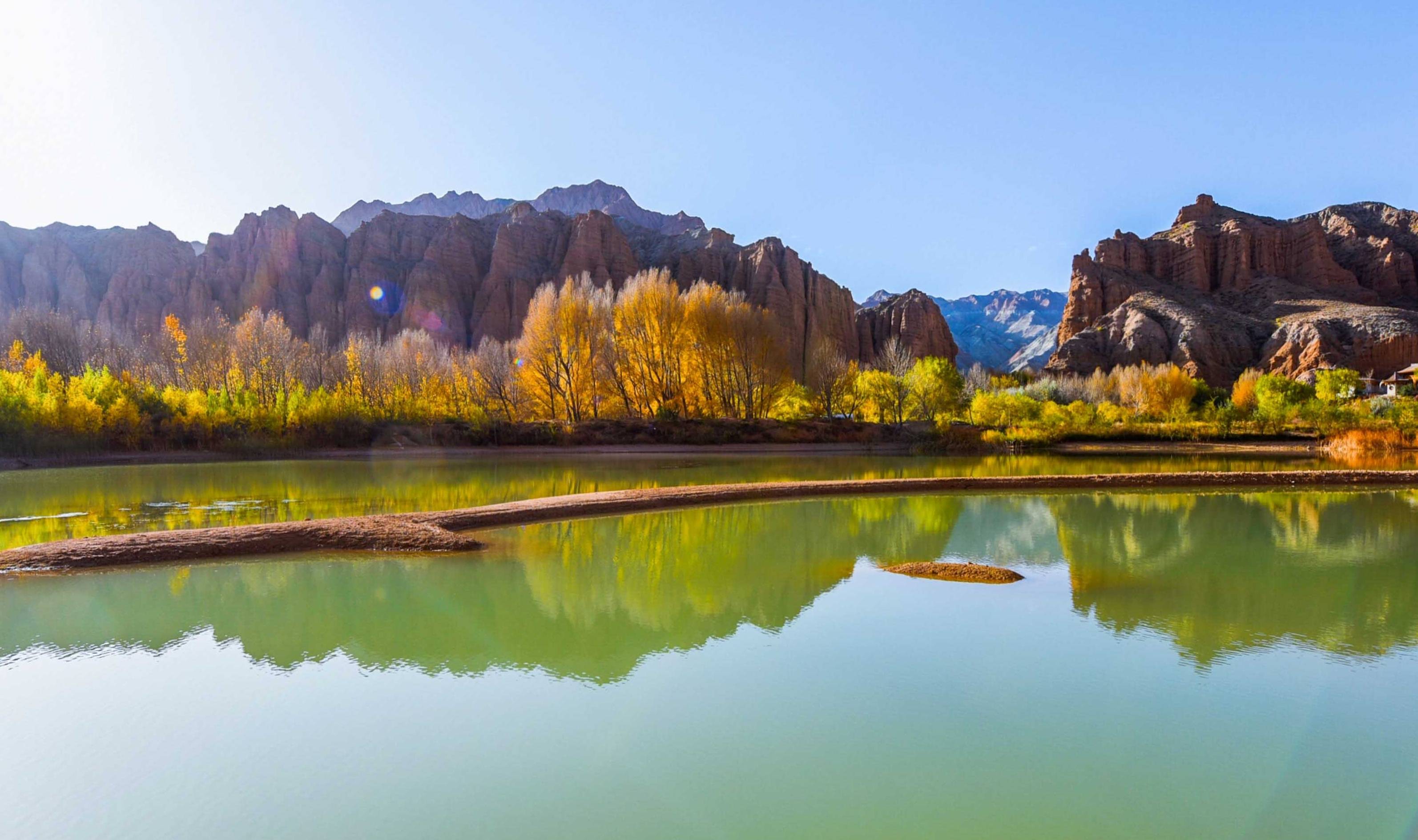 青藏高原上的“小江南”，奇特丹霞地貌色彩斑斓，秋季美景如仙境