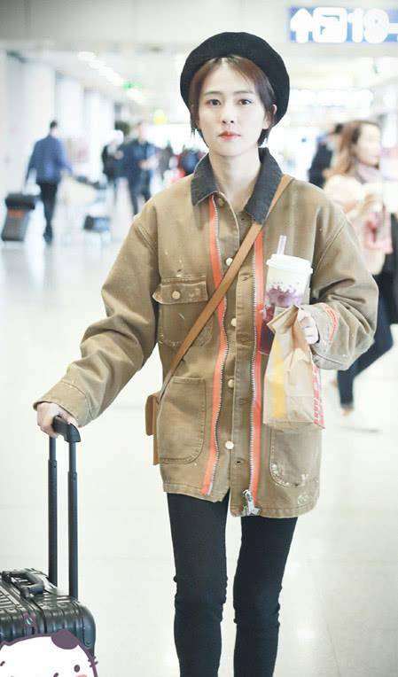 帆布鞋 白鹿终于换风格，穿卡其色夹克配黑裤，帅起来也很撩人！