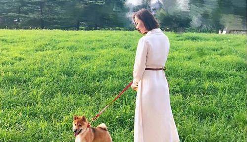 身材 王珞丹气质绝了!身穿白色泡泡袖连衣裙优雅又高级,美得不像话