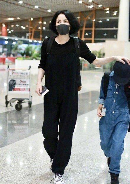 感觉这才是真实的王菲，穿T恤唱歌身材下垂，就是比普通人气质更好！