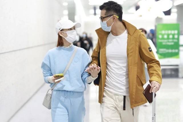 效果 何超莲窦骁真够恩爱，每次亮相都十指紧扣，看来这一对真“稳了”