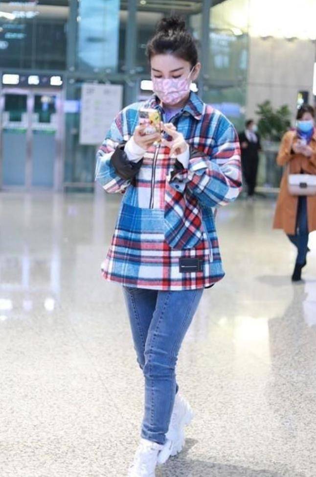 黄奕 黄奕太会穿搭了，身穿一身格子衬衫配牛仔裤，年过40少女感十足