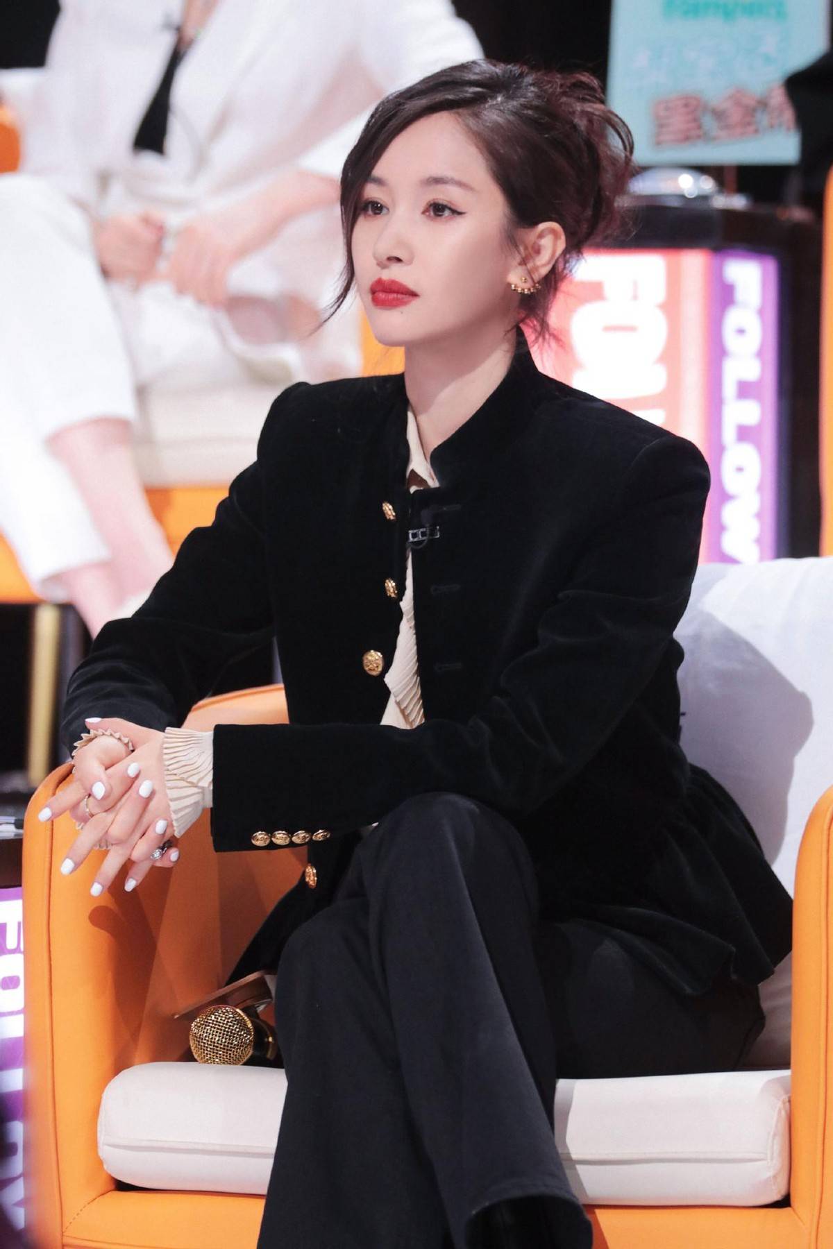 34岁王子文太显年轻!条纹卫衣搭配牛仔裤,俏皮可爱感十足