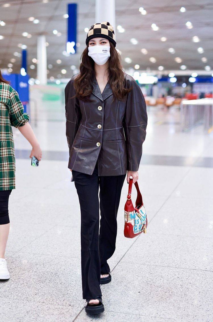 黑色 杨幂不走美艳大美人路线，秋天爱上皮革单品，立刻时髦感狂飙了