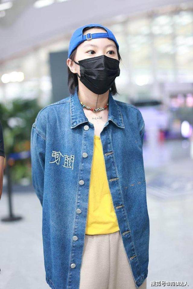 配饰 窦靖童的打扮终于“正常”，穿牛仔外套赚足眼球，真给王菲长脸了