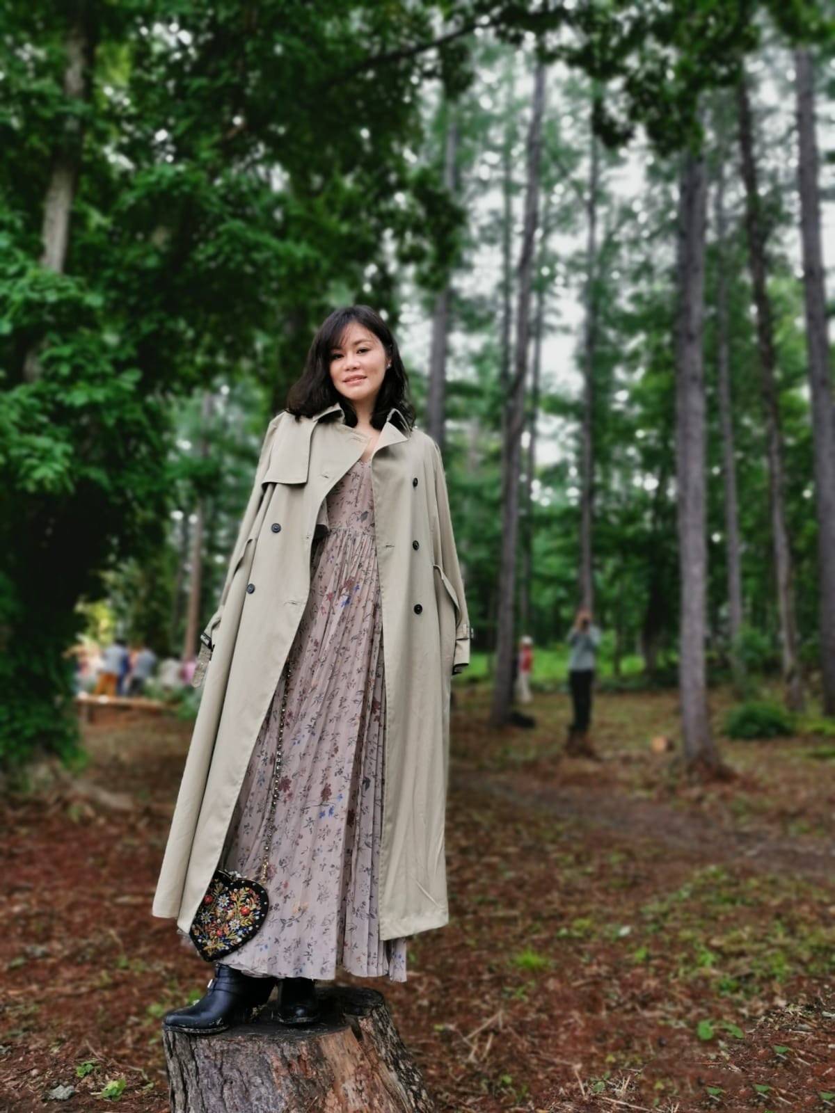 众星捧月 钟镇涛妻子庆生众星捧月，一家5口同框她穿衬衫稳坐C位，真幸福