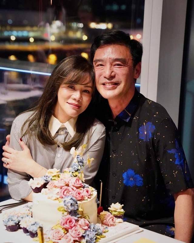 众星捧月 钟镇涛妻子庆生众星捧月，一家5口同框她穿衬衫稳坐C位，真幸福