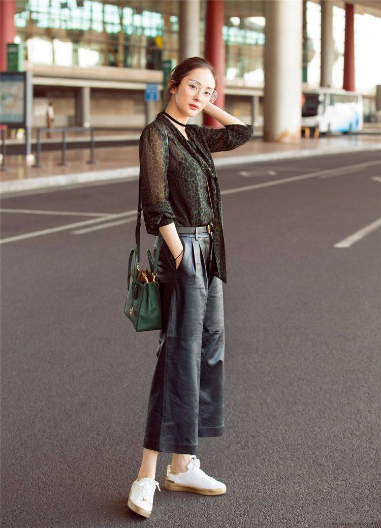 黑色 杨幂不走美艳大美人路线,秋天爱上皮革单品,立刻时髦感狂飙了