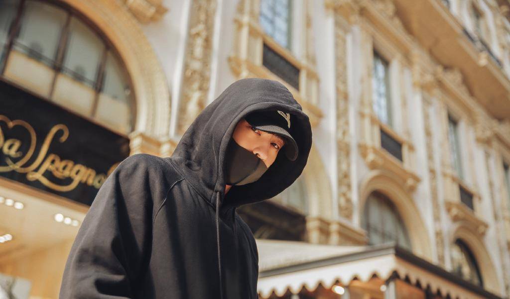 卫衣 本以为邓伦风衣造型已经够帅了，没想到换上卫衣居然别有风格！