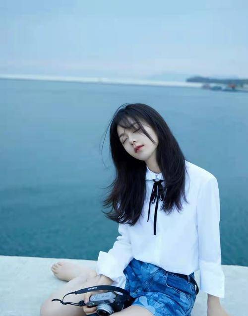 牛仔 《少年派2》赵今麦穿白衬衫配海蓝色牛仔短裤特显清纯时尚