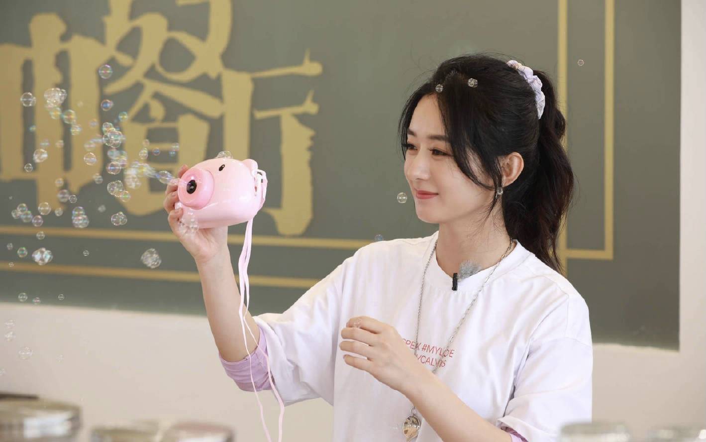 秘密 34岁赵丽颖逆袭时尚圈，当妈后颜值反而更高，秘密就在于穿搭上