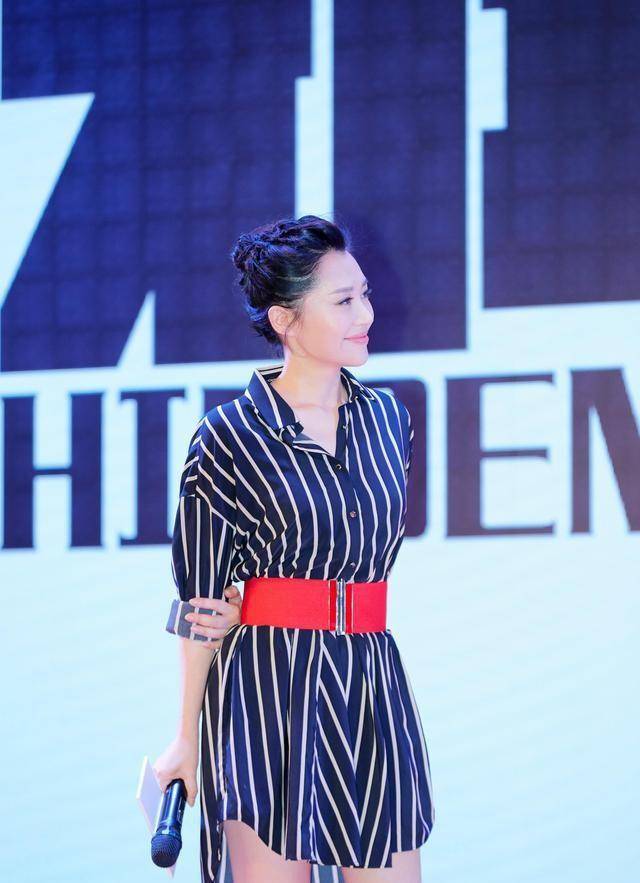 图案 许晴都50多岁了，穿上条纹服装还是很年轻，大胆秀出好身材
