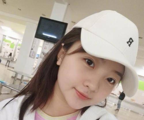 事情 林妙可逛街被拍,穿连体裤肚子勒出好几层,身材是胖但自然真实!