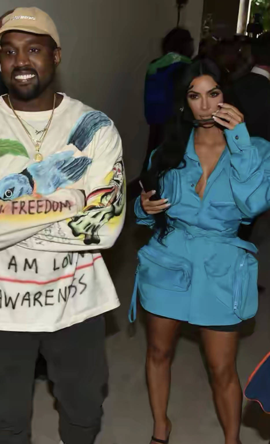 卡戴珊 卡戴珊向来敢穿，穿紧身连体衣秀身材，配玫红羽毛披肩像鸡毛掸子