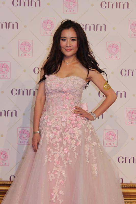 贵妇 张文慈很有贵妇气质，穿一条玫红色连衣裙时髦大气，女人味十足