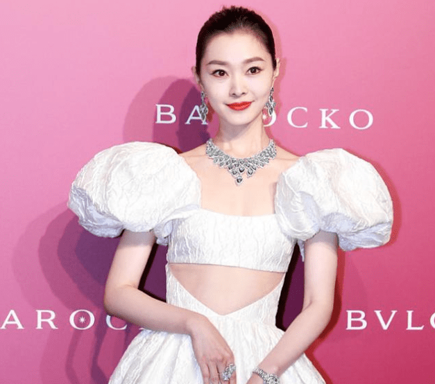 视觉 宋轶穿露脐装亮相，整个造型很唯美，“蚂蚁腰”太吸人眼球了