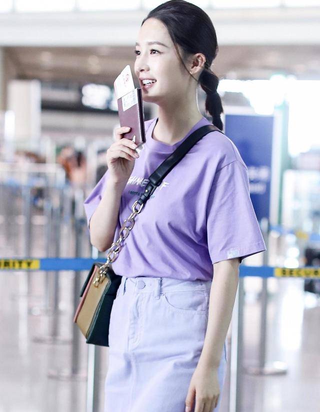 香芋 李沁的“少女感”绝了，香芋紫T恤配半身裙清新俏皮，甜美温柔