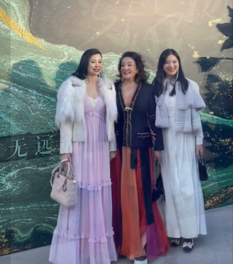 毛衣 张兰入秋后穿毛衣，配牛仔裤年轻又时髦，60老人也能穿的漂亮！