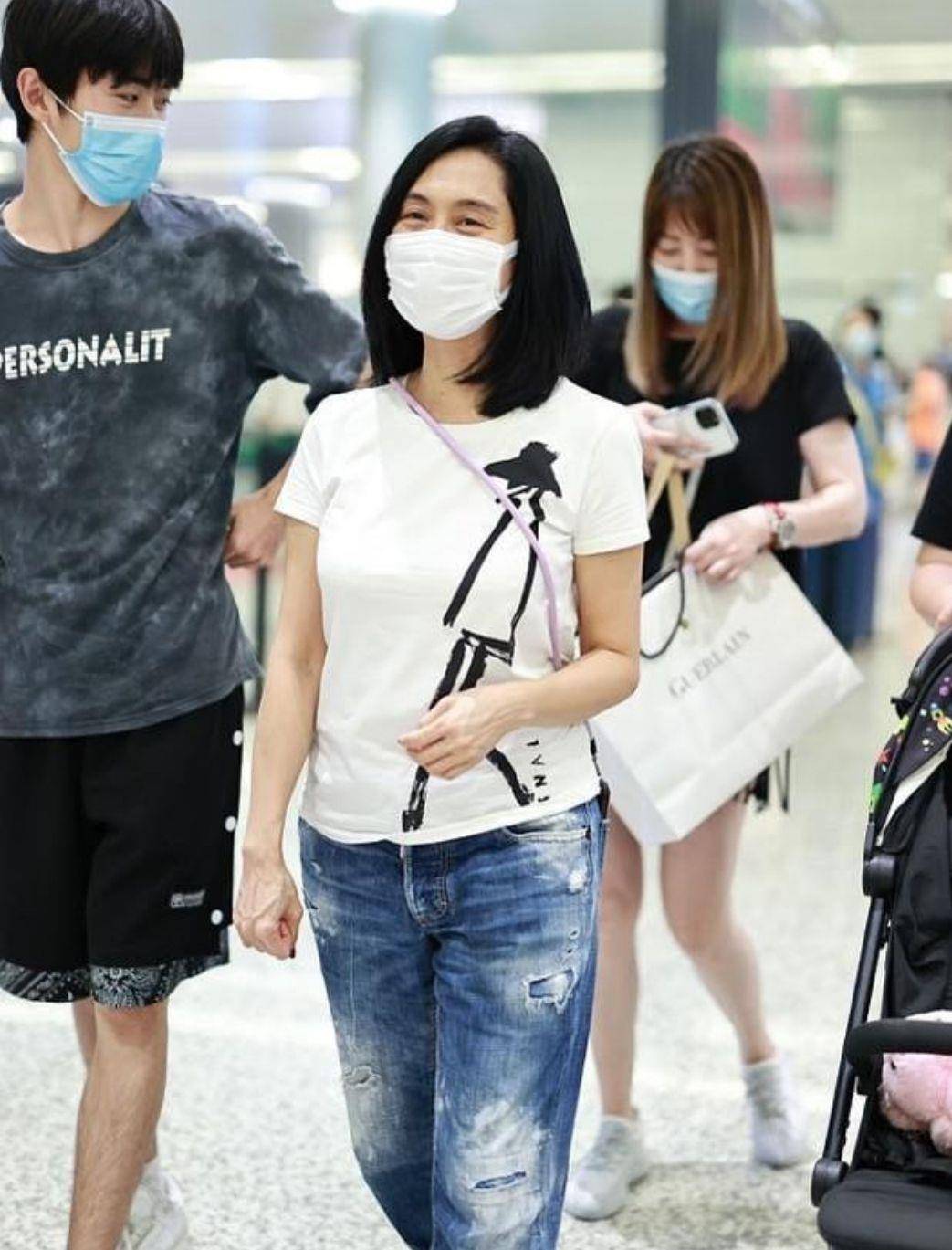 时尚 朱茵人到中年更低调，白色T恤配牛仔裤出街，生活简朴又充实