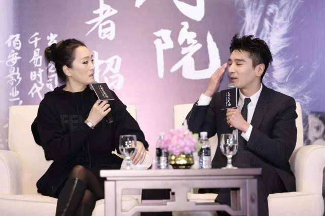 活动巩俐终于换口红了！穿5千多卫衣气场全开，笑出21颗牙不怕毁形象