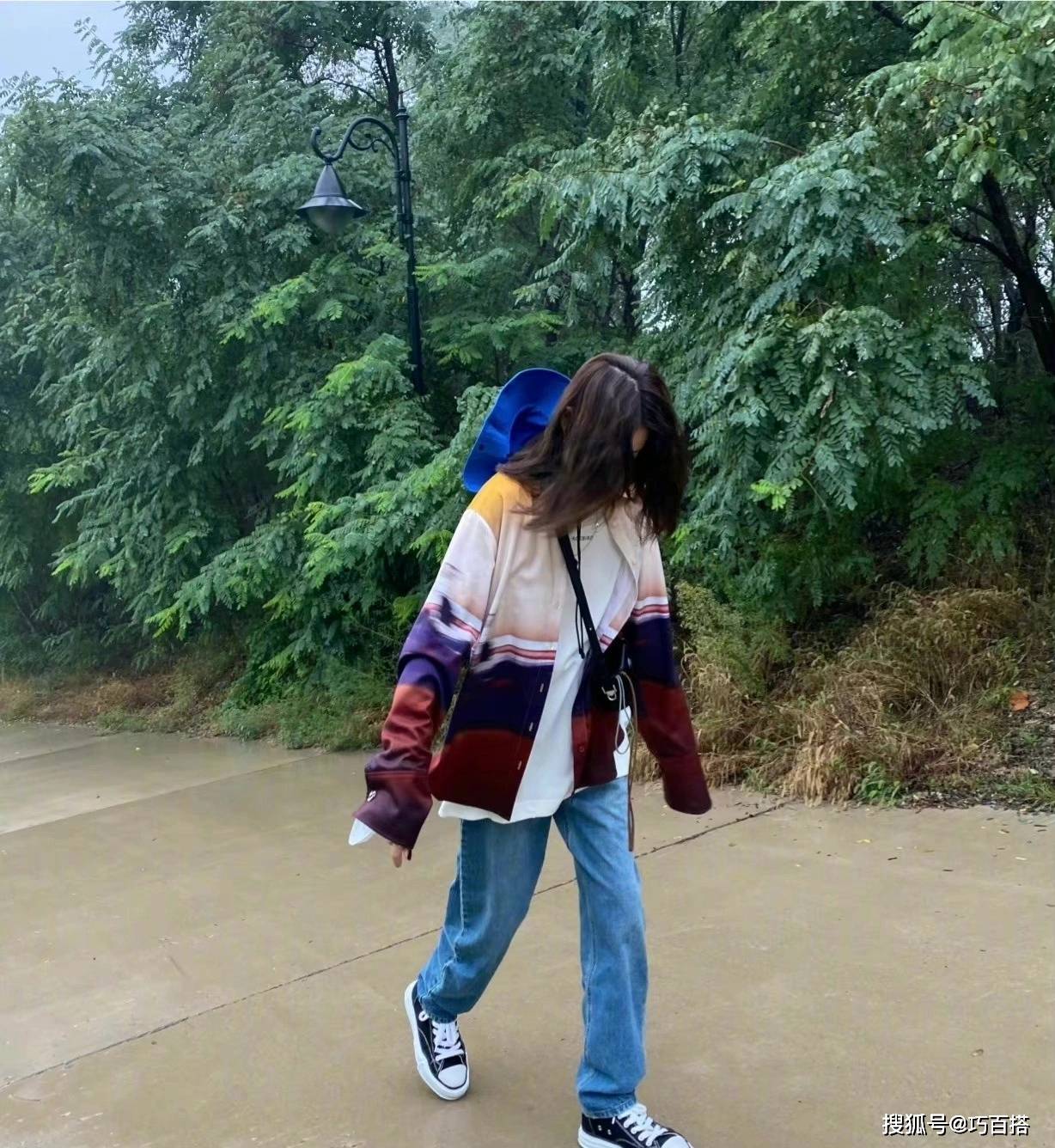 工装裤 刘雯运动背心+工装裤走机场,风格又野又性感,小蛮腰抓人眼球!