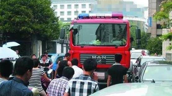 气愤 浙江余姚发生一件事 一辆消防车救火途中 遭两辆私家车阻拦 处罚 新闻时间